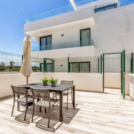 Vakantiehuis Vivi Homes -zumo Pool, Gym & Sea View *