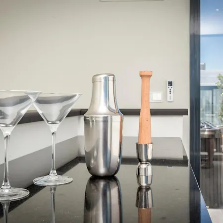 Vivi Homes -zumo Pool, Gym & Sea View فوينخيرولا