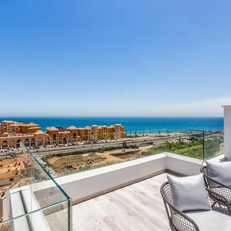 펜션 Vivi Homes -zumo Pool, Gym & Sea View 푸엔히롤라