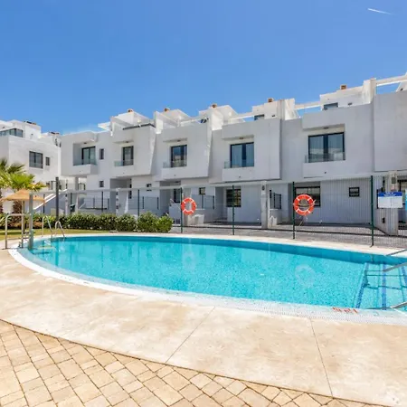 펜션 Vivi Homes -zumo Pool, Gym & Sea View