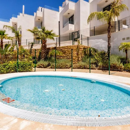 Vivi Homes -zumo Pool, Gym & Sea View 푸엔히롤라
